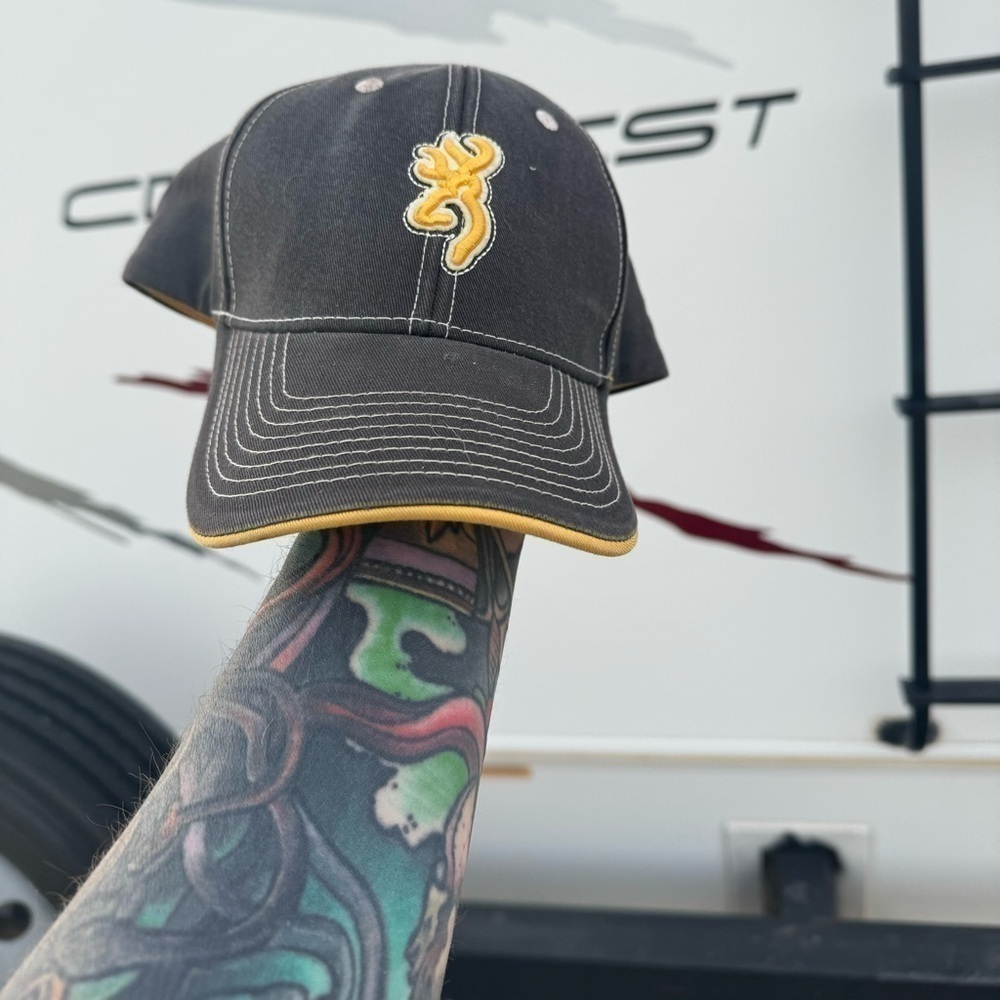 Browning hunting gorp hat
Brown yellow Wyoming colorway 
Normal wear